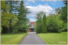 Villa d'architecte dans un parc boisé