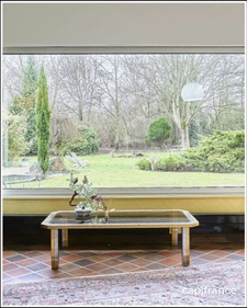 Villa d'architecte dans un parc boisé