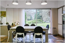 Villa d'architecte dans un parc boisé