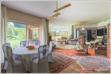Villa d'architecte dans un parc boisé