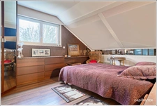 Villa d'architecte dans un parc boisé