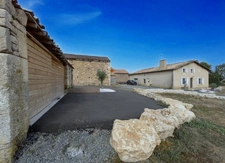 MAISON EN PIERRE RÉNOVÉE – 157 M² – 3 CHAMBRES – TERRAIN DE PLUS DE 3 000 M² PISCINABLE – GRANGE ET DÉPENDANCES – PROCHE LA CRÈCHE / NIORT