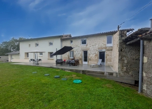 MAISON EN PIERRE RÉNOVÉE – 208 M² – 5 CHAMBRES – VIE DE PLAIN-PIED – TERRAIN 1 000 M² – A 8 MINUTES DE SAINT-MAIXENT