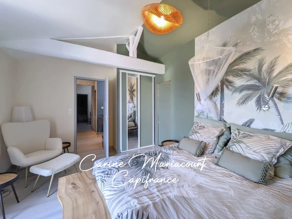 Maison de caractère de 226 m2, DPE B, 4 suites parentales, 2 garages, grande cave aménageable.