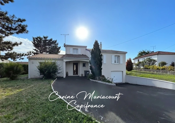 MAISON FAMILIALE DE 121 M² – 4 CHAMBRES – TERRAIN CLOS DE 900 M² – PROCHE COMMODITÉS
