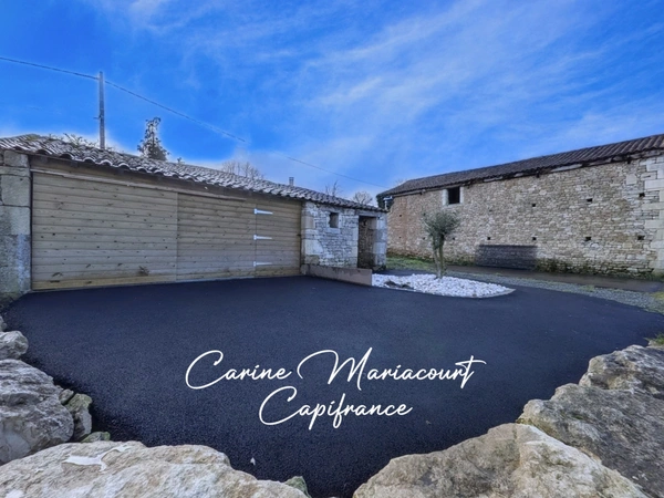 ✨ Maison en pierre rénovée avec goût – 157 m² habitables, grande grange et terrain piscinable de plus de 3 500 m² ✨