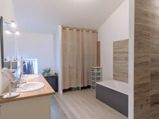 MAISON EN PIERRE RÉNOVÉE – 208 M² – 5 CHAMBRES – VIE DE PLAIN-PIED – TERRAIN 1 000 M² – A 8 MINUTES DE SAINT-MAIXENT