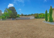MAISON EN PIERRE RÉNOVÉE – 157 M² – 3 CHAMBRES – TERRAIN DE PLUS DE 3 000 M² PISCINABLE – GRANGE ET DÉPENDANCES – PROCHE LA CRÈCHE / NIORT