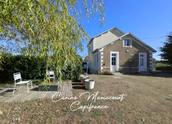 LA CRÈCHE – 147 M², GRAND JARDIN ET NOMBREUSES DÉPENDANCES À DEUX PAS DU CENTRE