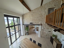 MAISON EN PIERRE RÉNOVÉE – 157 M² – 3 CHAMBRES – TERRAIN DE PLUS DE 3 000 M² PISCINABLE – GRANGE ET DÉPENDANCES – PROCHE LA CRÈCHE / NIORT