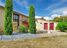 MAISON EN PIERRE RÉNOVÉE – 157 M² – 3 CHAMBRES – TERRAIN 3 200 M² PISCINABLE – GRANGE ET DÉPENDANCES – PROCHE LA CRÈCHE / NIORT