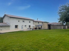 MAISON EN PIERRE RÉNOVÉE – 208 M² – 5 CHAMBRES – VIE DE PLAIN-PIED – TERRAIN 1 000 M² – A 8 MINUTES DE SAINT-MAIXENT