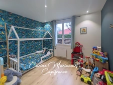 Maison de plain-pied 107 m² / 3 chambres / 2 garages et terrain de 2140 m2 – Proche Saint-Maixent-l’École