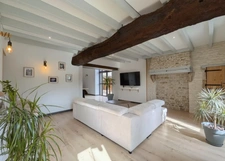 MAISON EN PIERRE RÉNOVÉE – 157 M² – 3 CHAMBRES – TERRAIN DE PLUS DE 3 000 M² PISCINABLE – GRANGE ET DÉPENDANCES – PROCHE LA CRÈCHE / NIORT