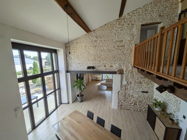 MAISON EN PIERRE RÉNOVÉE – 157 M² – 3 CHAMBRES – TERRAIN DE PLUS DE 3 000 M² PISCINABLE – GRANGE ET DÉPENDANCES – PROCHE LA CRÈCHE / NIORT