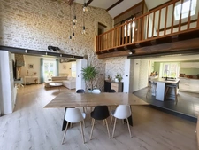 MAISON EN PIERRE RÉNOVÉE – 157 M² – 3 CHAMBRES – TERRAIN DE PLUS DE 3 000 M² PISCINABLE – GRANGE ET DÉPENDANCES – PROCHE LA CRÈCHE / NIORT