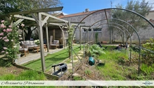 Maison avec fort potentiel commercial et habitation – Emplacement stratégique – Jardin 330 m² AYTRE (17)