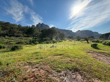 Roquebrune sur Argens, terrain constructible de 5 hectares avec bergerie de 90 m2 !!