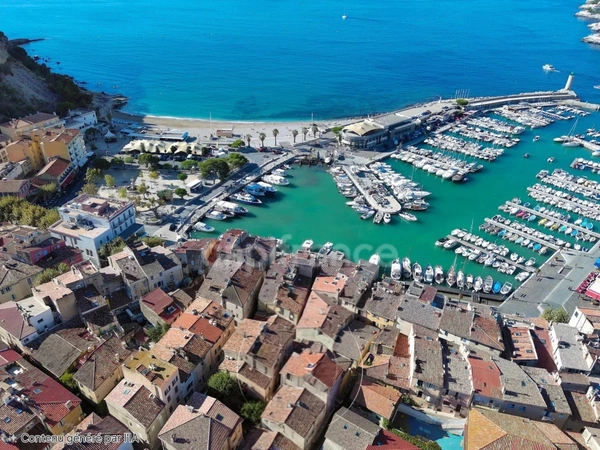 Duplex en dernier étage à vendre 3 pièces Cassis, vue mer, aucune charge de copropriété, stationnement !!