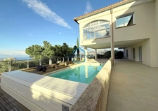 En Corse sur la commune de Calvi,Belle villa T5+dépendance offrant vue sur la Baie.