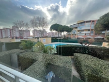 LE CAP D’AGDE – APPARTEMENT MEUBLÉ AVEC VRAIE CABINE FERMÉE À FENÊTRE | GRANDE LOGGIA FERMÉE MODULABLE 10 M² | VUE JARDIN & PISCINE | PARKING PRIVÉ SÉCURISÉ & LOCAL VÉLOS | PLAGE ET PORT À PIED