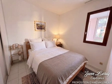 LE CAP D’AGDE – APPARTEMENT MEUBLÉ AVEC VRAIE CABINE FERMÉE À FENÊTRE | GRANDE LOGGIA FERMÉE MODULABLE 10 M² | VUE JARDIN & PISCINE | PARKING PRIVÉ SÉCURISÉ & LOCAL VÉLOS | PLAGE ET PORT À PIED