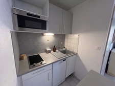 LE CAP D’AGDE – APPARTEMENT MEUBLÉ AVEC VRAIE CABINE FERMÉE À FENÊTRE | GRANDE LOGGIA FERMÉE MODULABLE 10 M² | VUE JARDIN & PISCINE | PARKING PRIVÉ SÉCURISÉ & LOCAL VÉLOS | PLAGE ET PORT À PIED