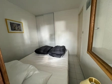 LE CAP D’AGDE – APPARTEMENT MEUBLÉ AVEC VRAIE CABINE FERMÉE À FENÊTRE | GRANDE LOGGIA FERMÉE MODULABLE 10 M² | VUE JARDIN & PISCINE | PARKING PRIVÉ SÉCURISÉ & LOCAL VÉLOS | PLAGE ET PORT À PIED
