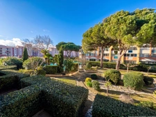 LE CAP D’AGDE – APPARTEMENT MEUBLÉ AVEC VRAIE CABINE FERMÉE À FENÊTRE | GRANDE LOGGIA FERMÉE MODULABLE 10 M² | VUE JARDIN & PISCINE | PARKING PRIVÉ SÉCURISÉ & LOCAL VÉLOS | PLAGE ET PORT À PIED