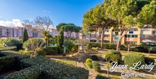 LE CAP D’AGDE – APPARTEMENT MEUBLÉ AVEC VRAIE CABINE FERMÉE À FENÊTRE | GRANDE LOGGIA FERMÉE MODULABLE 10 M² | VUE JARDIN & PISCINE | PARKING PRIVÉ SÉCURISÉ & LOCAL VÉLOS | PLAGE ET PORT À PIED