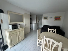 LE CAP D’AGDE – APPARTEMENT MEUBLÉ AVEC VRAIE CABINE FERMÉE À FENÊTRE | GRANDE LOGGIA FERMÉE MODULABLE 10 M² | VUE JARDIN & PISCINE | PARKING PRIVÉ SÉCURISÉ & LOCAL VÉLOS | PLAGE ET PORT À PIED
