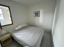 LE CAP D’AGDE – APPARTEMENT MEUBLÉ AVEC VRAIE CABINE FERMÉE À FENÊTRE | GRANDE LOGGIA FERMÉE MODULABLE 10 M² | VUE JARDIN & PISCINE | PARKING PRIVÉ SÉCURISÉ & LOCAL VÉLOS | PLAGE ET PORT À PIED