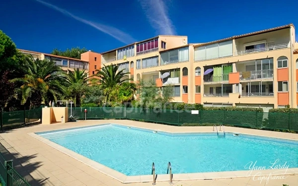 LE CAP D’AGDE – APPARTEMENT MEUBLÉ AVEC VRAIE CABINE FERMÉE À FENÊTRE | GRANDE LOGGIA FERMÉE MODULABLE 10 M² | VUE JARDIN & PISCINE | PARKING PRIVÉ SÉCURISÉ & LOCAL VÉLOS | PLAGE ET PORT À PIED
