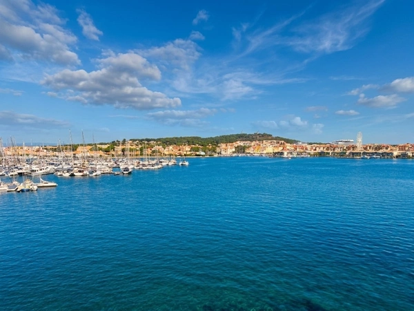 Appartement T2 dernier étage – Vue mer & port panoramique – Piscine, Tennis & Loggia