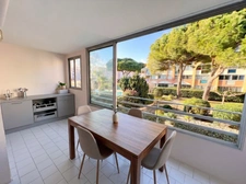 LE CAP D’AGDE – APPARTEMENT MEUBLÉ AVEC VRAIE CABINE FERMÉE À FENÊTRE | GRANDE LOGGIA FERMÉE MODULABLE 10 M² | VUE JARDIN & PISCINE | PARKING PRIVÉ SÉCURISÉ & LOCAL VÉLOS | PLAGE ET PORT À PIED