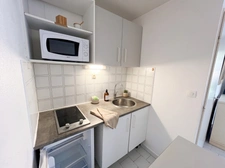 LE CAP D’AGDE – APPARTEMENT MEUBLÉ AVEC VRAIE CABINE FERMÉE À FENÊTRE | GRANDE LOGGIA FERMÉE MODULABLE 10 M² | VUE JARDIN & PISCINE | PARKING PRIVÉ SÉCURISÉ & LOCAL VÉLOS | PLAGE ET PORT À PIED