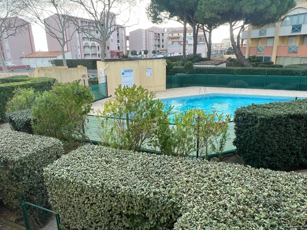 LE CAP D’AGDE – APPARTEMENT MEUBLÉ AVEC VRAIE CABINE FERMÉE À FENÊTRE | GRANDE LOGGIA FERMÉE MODULABLE 10 M² | VUE JARDIN & PISCINE | PARKING PRIVÉ SÉCURISÉ & LOCAL VÉLOS | PLAGE ET PORT À PIED