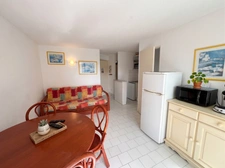 LE CAP D’AGDE – APPARTEMENT MEUBLÉ AVEC VRAIE CABINE FERMÉE À FENÊTRE | GRANDE LOGGIA FERMÉE MODULABLE 10 M² | VUE JARDIN & PISCINE | PARKING PRIVÉ SÉCURISÉ & LOCAL VÉLOS | PLAGE ET PORT À PIED