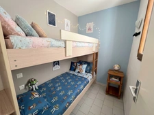 LE CAP D’AGDE – APPARTEMENT MEUBLÉ AVEC VRAIE CABINE FERMÉE À FENÊTRE | GRANDE LOGGIA FERMÉE MODULABLE 10 M² | VUE JARDIN & PISCINE | PARKING PRIVÉ SÉCURISÉ & LOCAL VÉLOS | PLAGE ET PORT À PIED