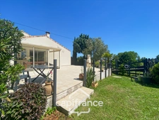 Maison familiale d'environ 100 m2 avec piscine, terrain arboré et grand garage au calme de la campagne ardéchoise