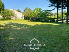 Maison familiale d'environ 100 m2 avec piscine, terrain arboré et grand garage au calme de la campagne ardéchoise