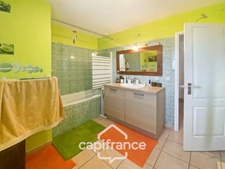 Maison familiale d'environ 100 m2 avec piscine, terrain arboré et grand garage au calme de la campagne ardéchoise