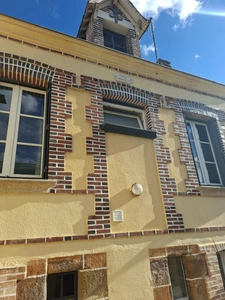 Habitation ancienne agrandie, entièrement rénovée avec gout, au cœur des Alpes Mancelles, écoles et commerces au pied, aucun travaux à prévoir. 