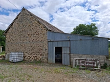 Grange , maisonnette, en pierre, brute à rénover, sur terrain de 10 000 m2 avec étang et Mobil Home. Proche Villaines la Juhel, Pré en Pail , Mayenne.
