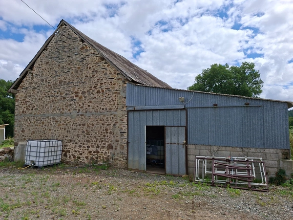 Grange , maisonnette, en pierre, brute à rénover, sur terrain de 10 000 m2 avec étang et Mobil Home. Proche Villaines la Juhel, Pré en Pail , Mayenne.