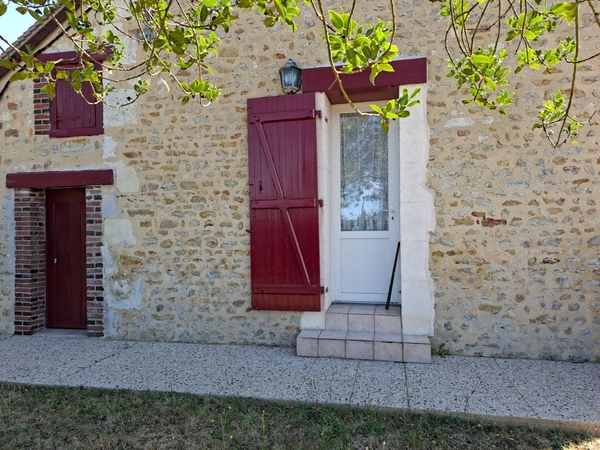 Jolie longère authentique + 170 m2 , sans aucun vis à vis au bord du Perche, entre campagne et forets,  avec dépendance, buchet et cellier, jardin arboré.