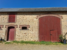 Jolie Maison 5 pièces rénovée, Fresnay sur Sarthe, et Bâtisse en pierre, hangar avec jardin.