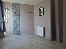 Habitation ancienne agrandie, entièrement rénovée avec gout, au cœur des Alpes Mancelles, écoles et commerces au pied, aucun travaux à prévoir. 