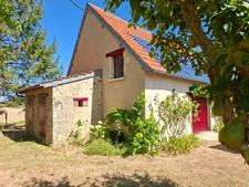 Jolie longère authentique + 170 m2 , sans aucun vis à vis au bord du Perche, entre campagne et forets,  avec dépendance, buchet et cellier, jardin arboré.
