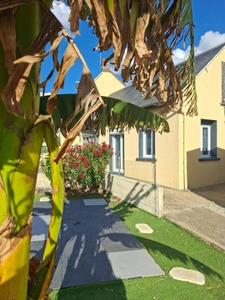 Habitation ancienne agrandie, entièrement rénovée avec gout, au cœur des Alpes Mancelles, écoles et commerces au pied, aucun travaux à prévoir. 